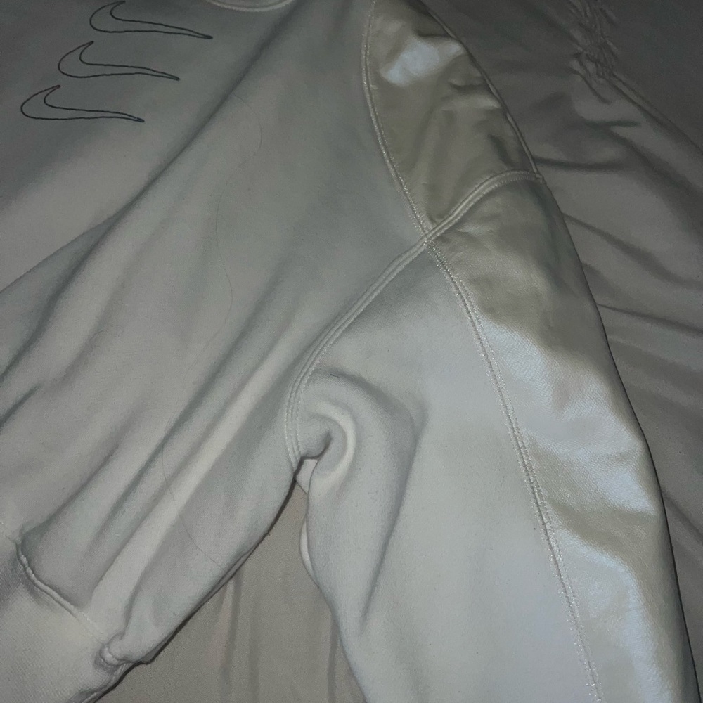Woman’s Nike Swearshirt - Picture 5 of 6